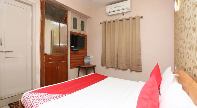 OYO 13669 Hotel Satnam