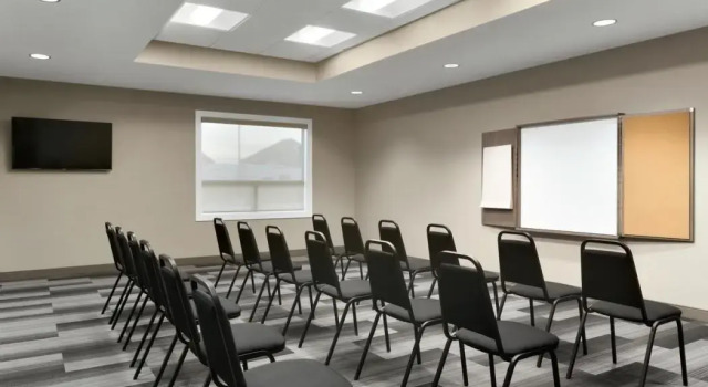 Номер Standard Days Inn & Suites by Wyndham Warman
