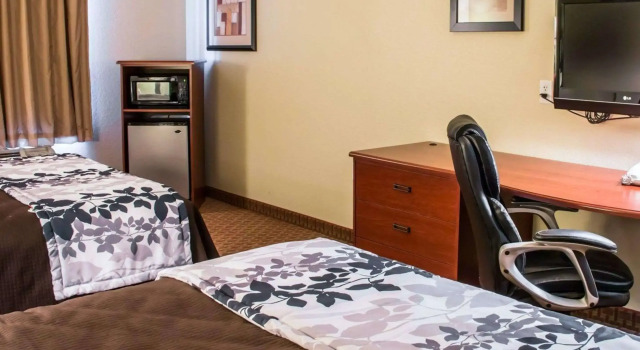Четырёхместный номер Standard Sleep Inn & Suites at Six Flags