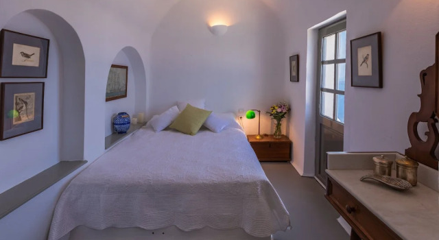 Вилла с 4 комнатами с видом на горы Santorini Roses Suites
