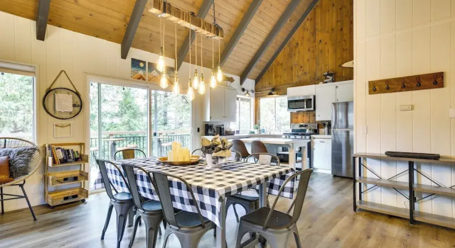 Коттедж Cozy & Chic Lake Arrowhead Cabin w/ Deck