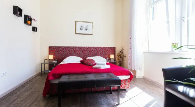 Студия Charming and Historic Old Town Apartments