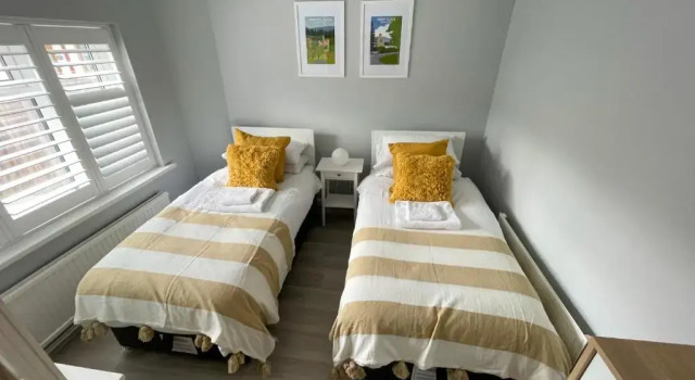 Коттедж с 4 комнатами Large family Bungalow, parking & Bike Store BPW