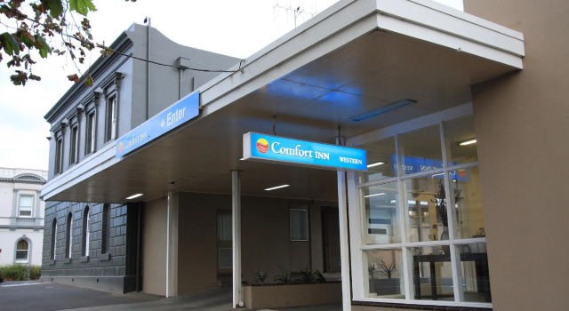 Кровать в общем номере Comfort Inn Western