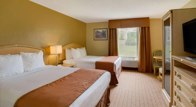 Четырёхместный номер Standard Отель Four Points by Sheraton Charlotte Airport
