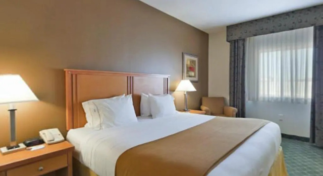 Двухместный люкс с 2 комнатами Holiday Inn Express & Suites Lincoln South by IHG