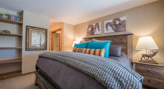 Lovely Modern Plaza Condo - No Cleaning Fee! by RedAwning, Book Lejlighed Hoteller i Crested Butte Mountain med parkering, Parkering