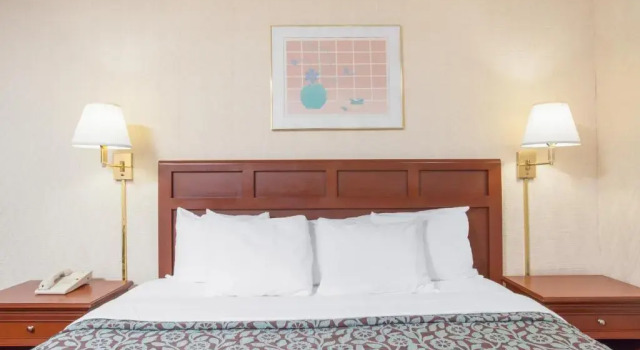 Номер Standard Days Inn by Wyndham Liberty