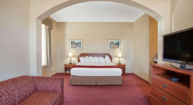 Двухместный люкс Ramada by Wyndham Fresno Northwest
