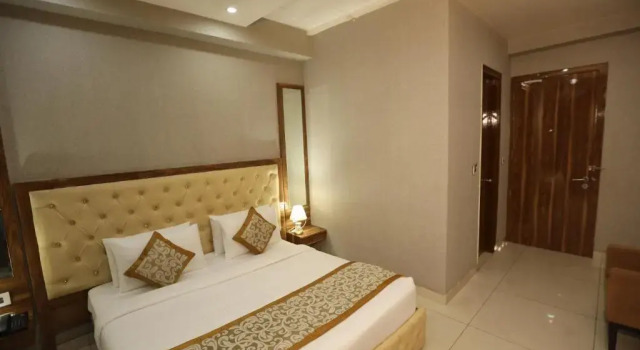 Двухместный номер Deluxe с балконом Hotel Starex Opp. Artemis Hospital