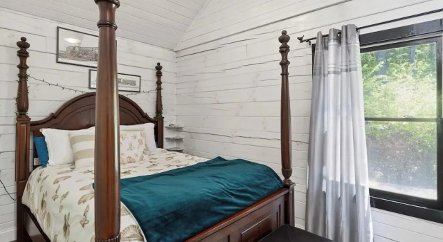 The Hearthwood by Avantstay Cozy Cabin + Bunks Screened Porch + Firepit Table + Grill Mins to Waterfalls + Brevard