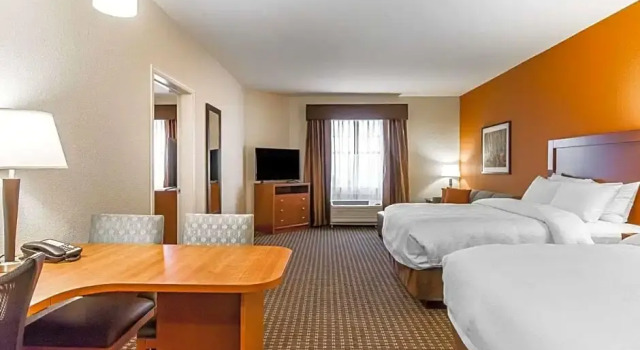 Шестиместный люкс MainStay Suites Stanley