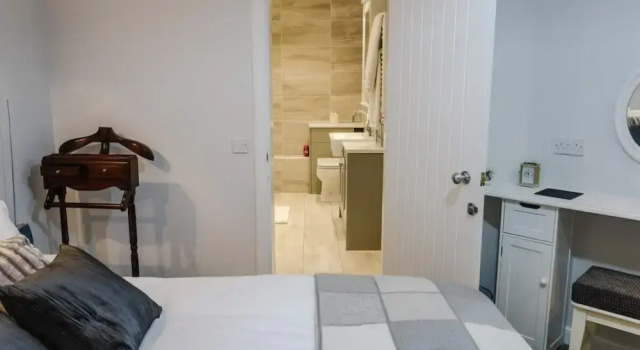 Апартаменты Quiet Ground Floor Mews Flat and Parking