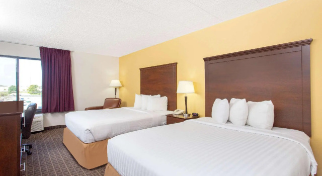 Четырёхместный номер Standard AmericInn by Wyndham Madison West