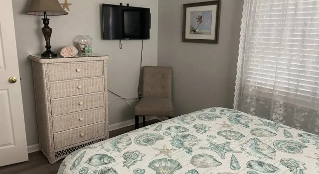 Hibiscus Breeze - Newly Renovated 3 BR Home - Shared Hot Tub