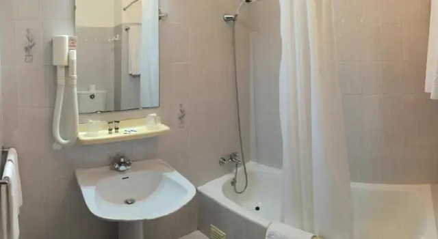 Трёхместный номер Standard с балконом Hotel Albergaria Dom Manuel