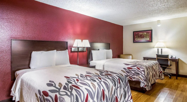 Четырёхместный номер Deluxe Red Roof Inn Houston East I-10