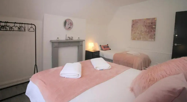 Коттедж Free Local Parking - Fast WiFi - Sleeps 10 Guests by PROPERTY PROMISE