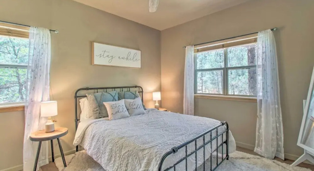 Коттедж Wooded Hideaway! Spacious Show Low Log Cabin