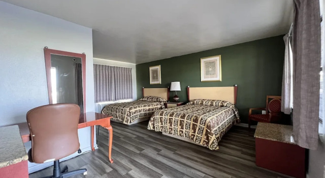 Четырёхместный номер Standard Oak Tree Inn