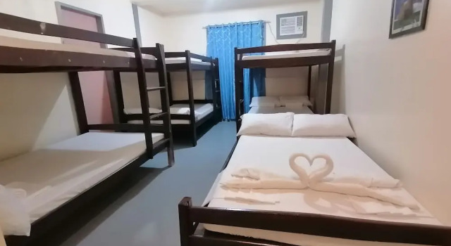 Кровать в общем номере Daltans Home Stay Siargao