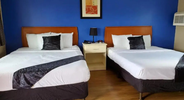 Двухместный номер Standard PineCrest Inn & Suites