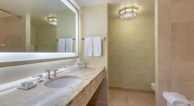 Четырёхместный номер Premium Omni Mont-Royal Hotel