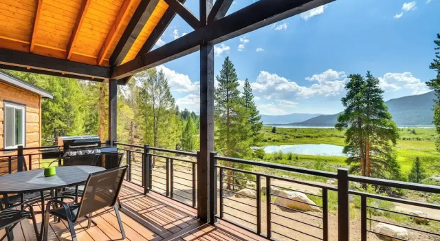 Коттедж 2 Mi to Lake: Stunning Twin Lakes Home w/ Deck