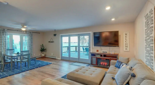 Lakefront Fairbanks Home w/ Private Beach!, Rezerwuj Hotel Fairbanks Alaska