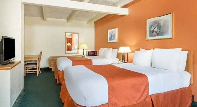 Четырёхместный номер Deluxe Days Inn by Wyndham St. Louis North