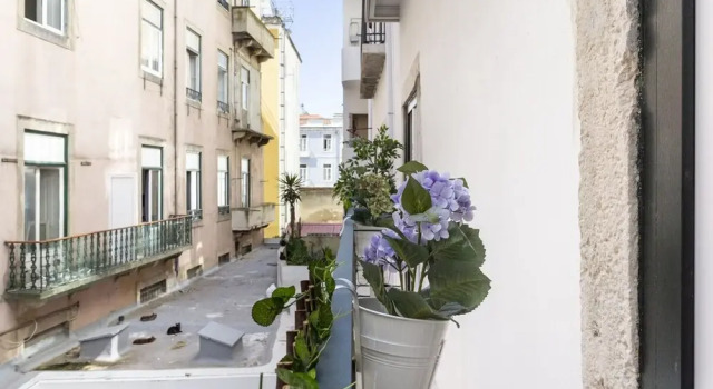 ALTIDO Chic 1BR Apt w/balcony close by Graça Viewpoint & tram stops