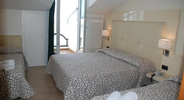 Четырёхместный номер Standard с видом на озеро Hotel Europa