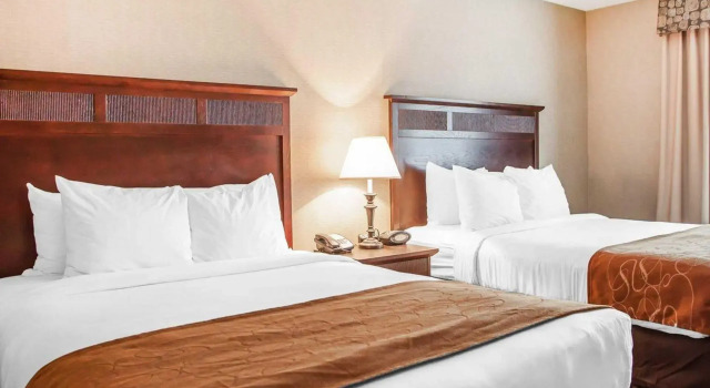 Четырёхместный люкс Holiday Inn Express & Suites Milwaukee NW - Park Place by IHG