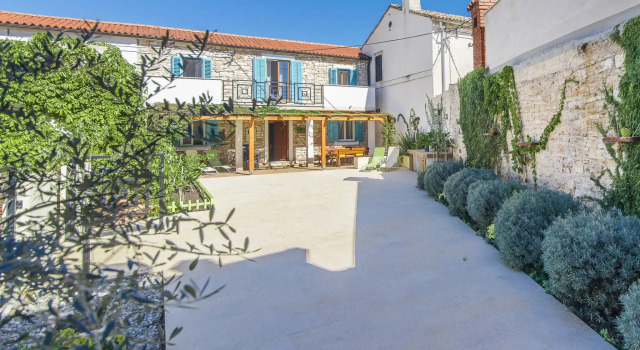 Charming stone house on a walking distance from the beach, Prenota Villa Valbandon Istria