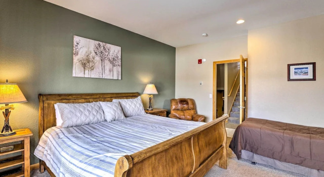 11 Mi to Keystone: Silverthorne Condo w/ Deck, Rezerwuj Apartament Hotele w Vail Ski z parkingiem, Parking