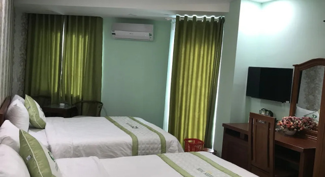 Четырёхместный номер Deluxe с балконом и с видом на парк Green Park Hotel