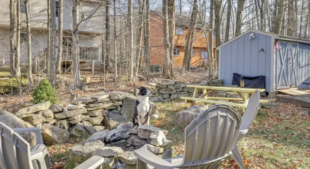 Коттедж Fire Pit, Pool & Beach Access: Tobyhanna Home!