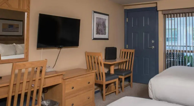 Четырёхместный номер Standard с видом на бассейн Hilltop Inn - Salmon Arm