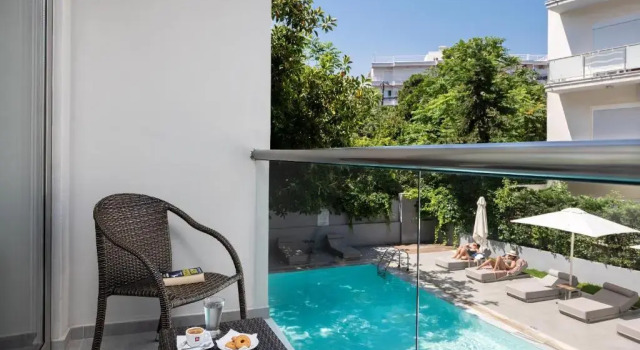 Двухместный номер Superior с видом на бассейн Oktober Downtown Boutique Hotel