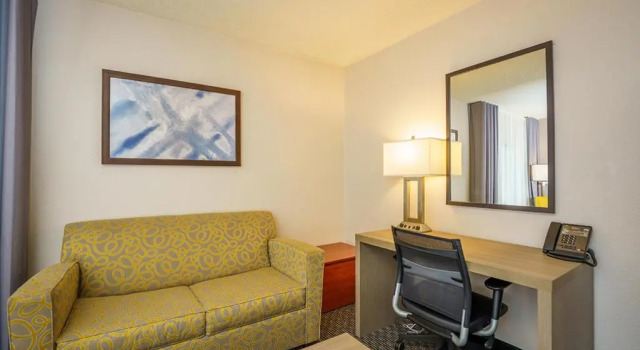 Двухместный люкс с 2 комнатами Wingate by Wyndham Brunswick GA I-95