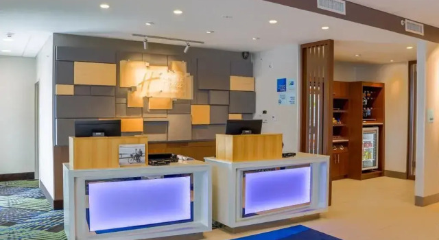 Holiday Inn Express & Suites - Detroit Northwest - Livonia by IHG, Забронировать Отель Отели Ливония 3 звезды, 3*