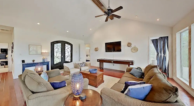 4BR 3BA Spicewood House with Impressive Views by RedAwning, Book Hotel Hoteller i Spicewood med parkering, Parkering