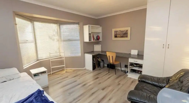 3 Bedroom Part House in the Scenic Durbanville Wine Lands Area, Holiday Facility, Забронировать Дом для отпуска Коттеджи Дурбанвиль, рядом с Graanendal Shopping Centre, Коттедж
