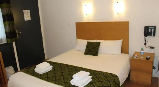 Brit Hotel Guinguet - Lyon LArbresle, Prenota Motel Hotel a Alvernia con parcheggio, Parcheggio