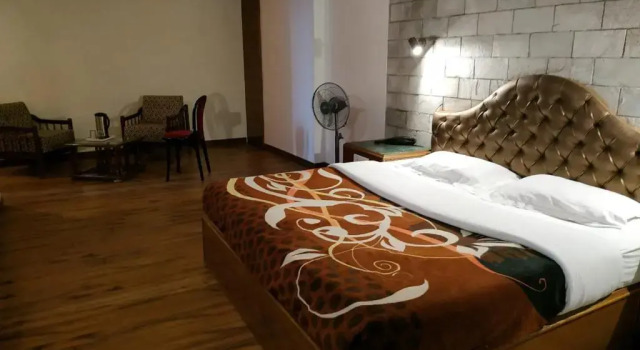 Двухместный номер Standard с красивым видом из окна Hotel Lords Regency - Connected to Mall Road