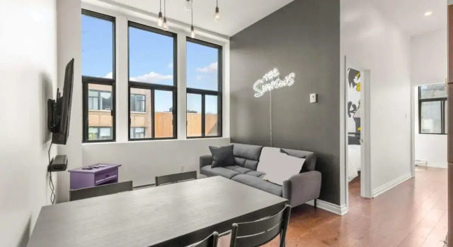 M11 The Simpsons Suite 3BR in The Heart of MTL, Rezervasyon Otel Plateau Mont Royal Montreal, Complexe Desjardins yakınında