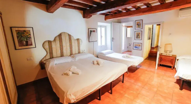 Traditional apt Close to The Duomo - private yard!
