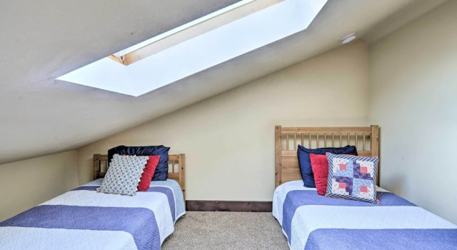 Similk Bay Retreat With Deck, Fire Pit + Hot Tub!, Prenota Hotel Anacortes 