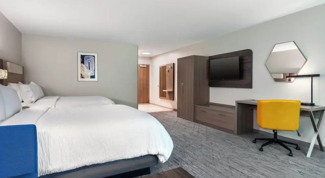Четырёхместный люкс Holiday Inn Express & Suites Pittsfield-Lenox-Berkshires by IHG