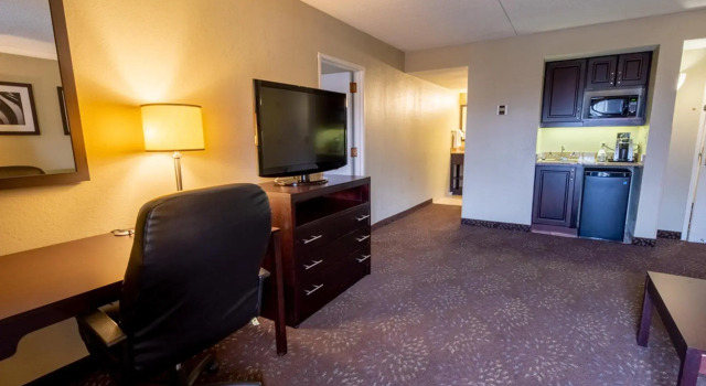 Четырёхместный люкс Holiday Inn Express Hotel & Suites Pittsburgh Airport by IHG